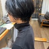 こっそりイヤリングカラーのネイビーブルー【えりあし長めのハンサムショート】