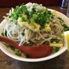 ［ま］ラーメン アキラ「岩塩ネギチーズレモンラーメン」大盛を喰らう／こんなにスッキリ美味い二郎系は初めて @kun_maa