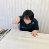 大きな紙に立って描いてもらおうとすると……