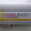 キャンピングカー ぼろぼろになったFIAMMA サイドオーニング フロントケースのステッカーを貼り換え
