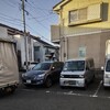 会社の駐車場で、軽バンから昨日の刈草で荷台が