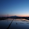 夜明け前の逆さ鳥海