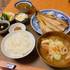 具沢山豚汁と特大ホッケに無水チキンカレー、小鉢を並べ深夜に食べてた朝ご飯。