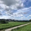 低い雲と河川敷