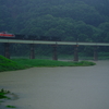 本降りの錦秋湖を渡る、DE10-1124牽引の東福島常駐ホキ800の廃車回送を撮る！