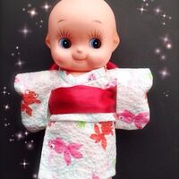 ちょっと大人びた白絣の浴衣がキューピーにお似合い：案山子みたい