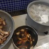 そばを茹で、豚肉をカレー風味に焼いて、ライドオン豚カレー蕎麦