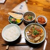 古河市で作られてる杉本の経木納豆で、豚汁と一緒に食べる朝ご飯。