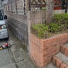 花壇の草刈・剪定が終われば、駐車場の溝の