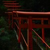 厳かに