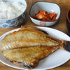 今日の食べ物　朝食に赤魚開き