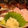常連さんも多く訪れる「魚河岸三代目 千秋」で美味しい海鮮丼をいただきました。