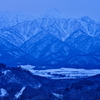 日没後の芦別岳とタラコ色のキハ40を撮る！