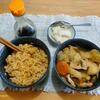 鶏野菜味噌汁。大根の浅漬け。いわし水煮缶。わかめと小魚とモヤシのスープ。玉子かけご飯。