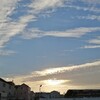 夕陽に透けるうろこ雲