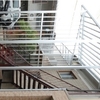 屋外階段に屋根を取り付け中