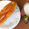 珍しくホットドッグ風のパン朝食でした‥。