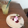 カフェでゆっくり過ごす。