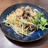 焼いた麺と味噌の香ばしさと甘辛い味わいがクセになる【エスニック焼きそば】