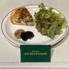 フランスの大衆食文化を伝える「AUX BACCHANALES」で『サーモンとほうれん草のキッシュ』