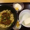 四川風豚挽肉、芽菜入り混ぜる麺