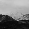 霞の向こうに犀奥の峰（高三郎山、大門山）