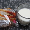 ファミリーマートのフィッシュバーガーと牛乳で朝食