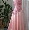 サーモンピンクのドレス