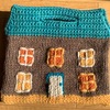 「ニットの家バッグ」より編み込みのバッグを編みました。