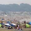 涼しいぞ素足の砂浜西瓜割り