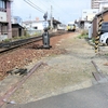 切断された線路が残る三条駅近くの踏切で