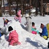 お泊り保育で雪合戦　２