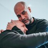 ペップ監督、リバビリ頑張るシティサポを招待する。