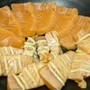 ゴーシ飯、銀カマスの一夜干しとサーモンの炙り