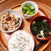 朝食ワンプレート、たことしめじの炒め物、小粒納豆おくら乗せ