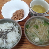 豆腐とモヤシの味噌汁と納豆