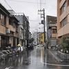 6月10日（月）雨降りの肌寒い一日と、熱燗と常温の酒を交互に飲む人。