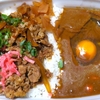 「すき家：並カレー肉２倍牛あいがけ」にタマゴを落として食べました‥