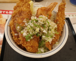泉区七北田・かつやで「ねぎ塩カツ丼」//カツの山を掘っても掘ってもご飯が出てこない