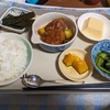 窓、吹き抜ける風がからだの痛みを消す。妻が席を外すと、その風は痛みを消さない。何だこれは？