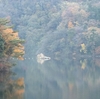 花貫ダム　水面の紅葉