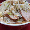 ラーメン二郎 上野毛店 - アブラは見るからにふるふる。キャベツ率も高くて差し色の緑が美しく鮮度良好。だまになっている麺の塊を発掘するも、バリエーションが増えてむしろ嬉しいのが上野毛。ニンニク代わりにホワイトペッパーは有効。ボリューム感も申し分なくお腹パンパン。4人目と言うラッキータイミングもまた嬉し。