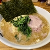 【今週のラーメン４８６８】洞くつ家（東京・吉祥寺）中盛ラーメン ＋ 細切りネギ ＋ 味付玉子 ＋ キャベチャー ＋ サッポロ生黒ラベル　〜ブレない正統派系譜のワイルド家系！ガッツリと豚エキスに塗れたいならココ！激しくオススメ！