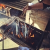 う、旨い！野外で食べる炭火焼のおいしさは異常。バーベキューって楽しいな。