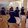 女子高生の集団が踊る「うっせぇわ」のダンスに見惚れる