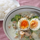ゆで卵を具にして10分で家シチュー。1/2日分のたんぱく質が摂れる「ゆで卵とブロッコリーのシーフードシチュー」