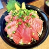 丼：【旅グルメ静岡】マグロ尽くしの海鮮丼を堪能できるお店！行列必死の人気店｜清水港 みなみ
