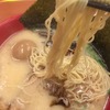 どうしても食べてしまうラーメン。すみませんが、夜中には営業をひかえて頂けませんか。牛骨ラーメンまこと屋の全部乗せ。