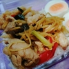 月曜日、お昼ごはんは25バーツのお弁当『ผัดขิงไก่（パッキンガイ）』（生姜と鶏肉炒め）