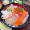 小矢部で食べられる最強コスパ海鮮丼！新鮮な刺身がどんだけ乗ってるのよ…味はもちろん格別で大満足！【おすしやさん（富山・小矢部）】